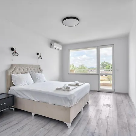 Sunny Seaside Retreat 2bd In By Flat Mаnаger Appartamento Nesebar